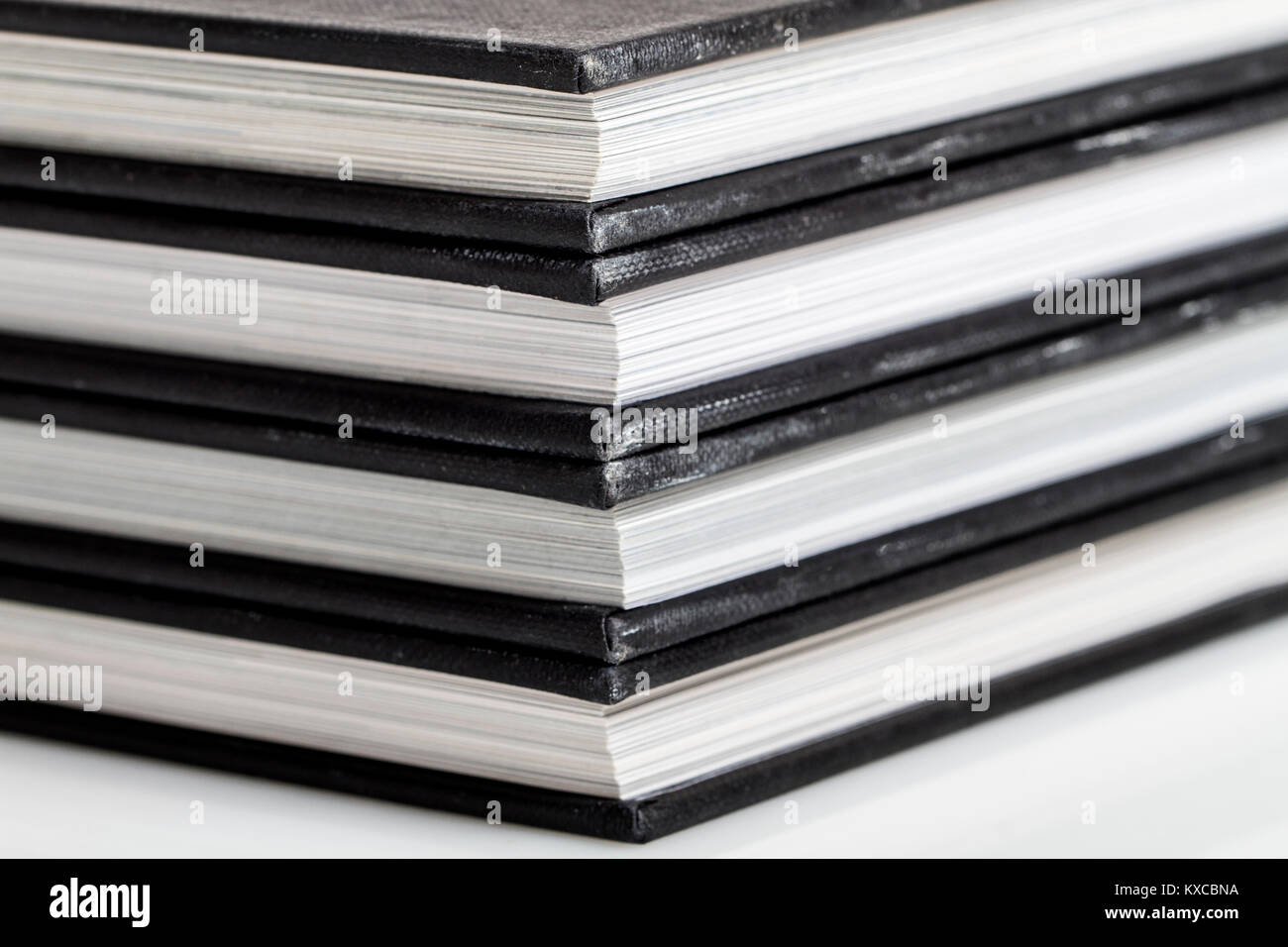 Pila di libri su bianco. Foto Stock