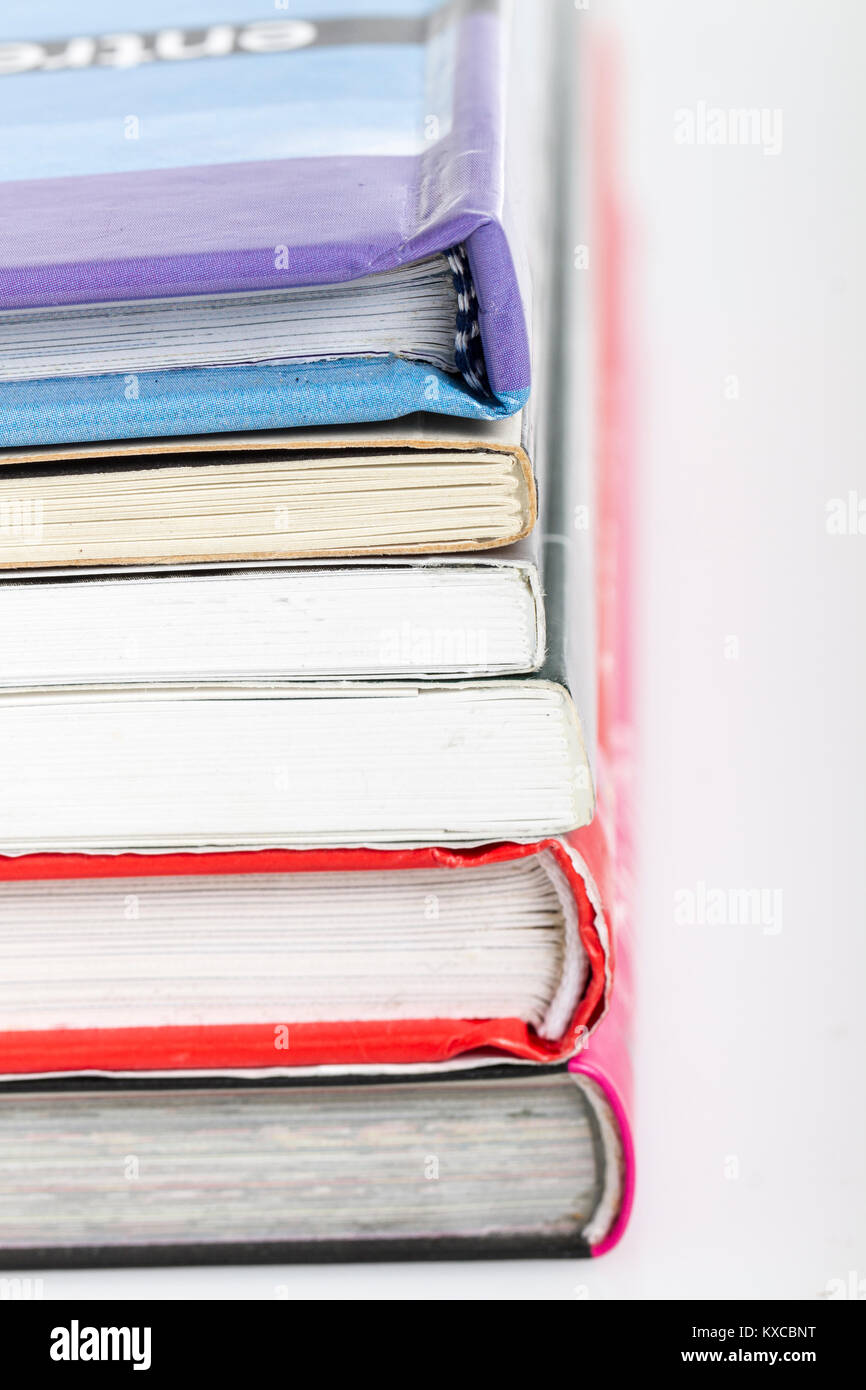 Pila di libri su bianco. Foto Stock