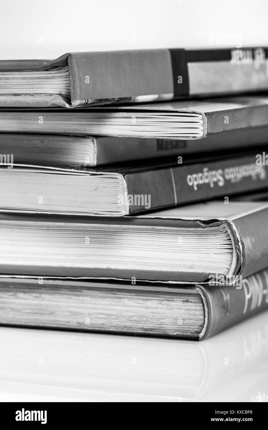 Pila di libri su bianco. Foto Stock