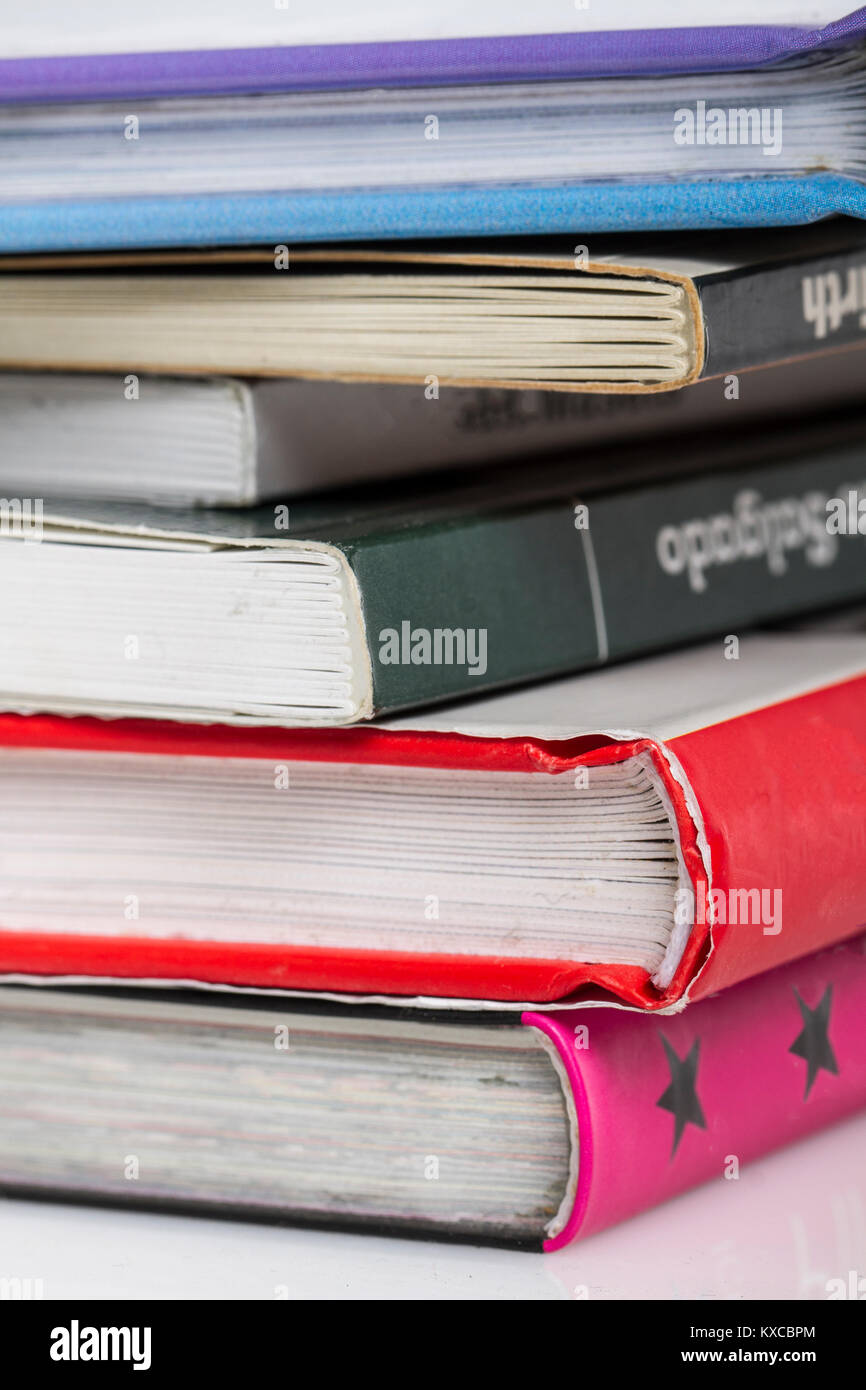 Pila di libri su bianco. Foto Stock