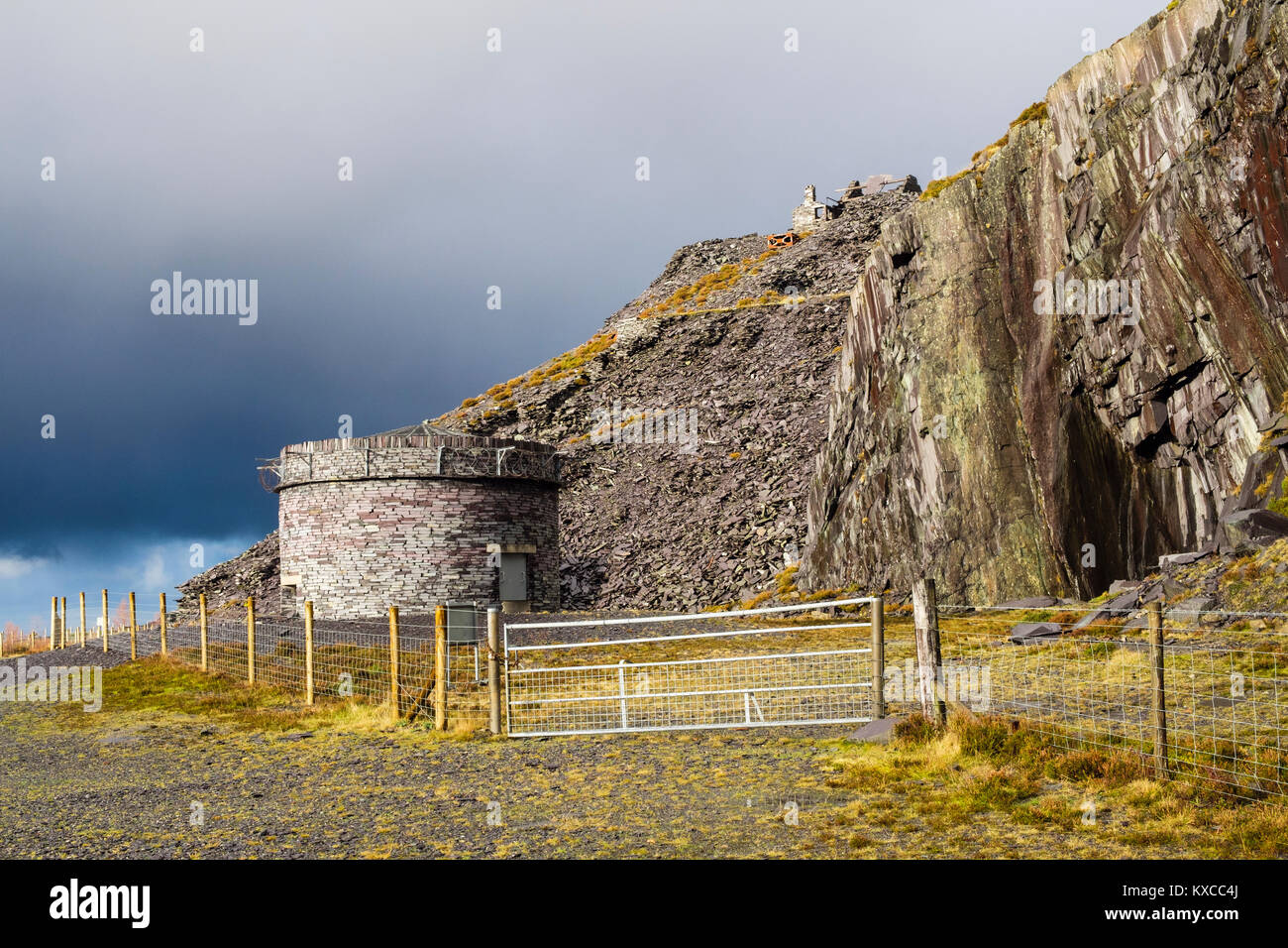 Aeratore per turbine nella centrale idroelettrica di montagna elettrica in cava di ardesia Dinorwic su Elidir Fawr. Dinorwig Llanberis Gwynedd Galles Uk Foto Stock