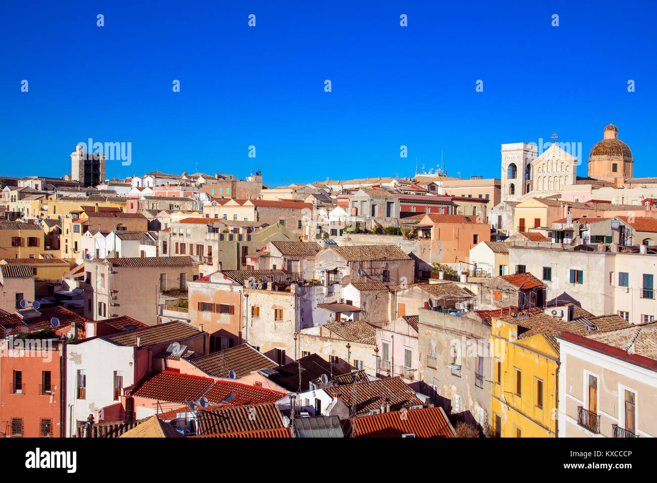 Una veduta aerea della città vecchia di Cagliari, Sardegna, Italia, evidenziando la torre campanaria e la parte superiore della facciata di Santa Maria Cattedrale sul Foto Stock