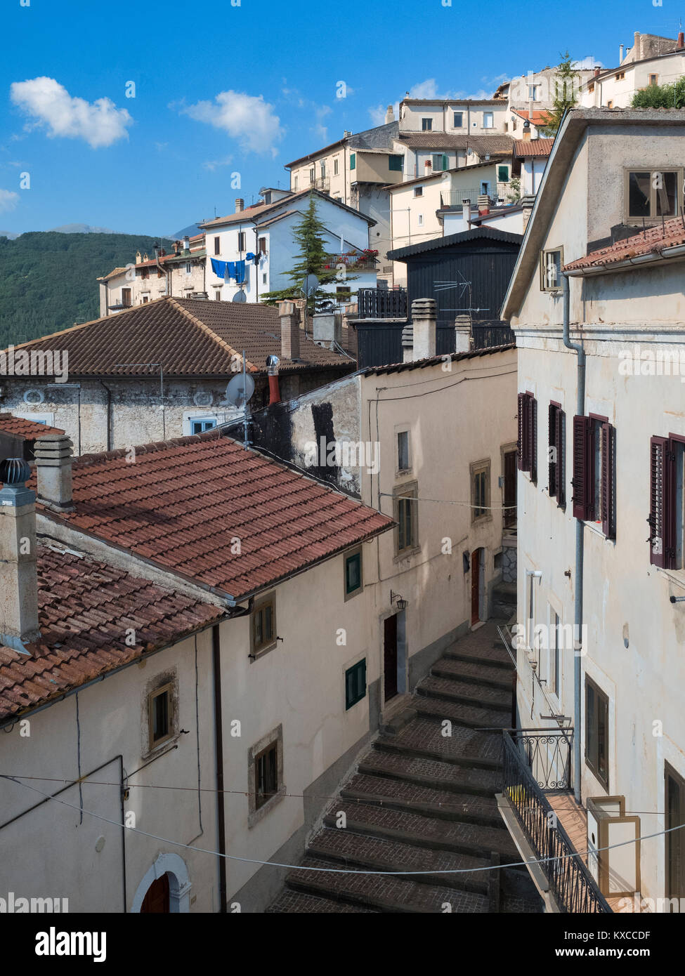 Rivisondoli (L'Aquila, Abruzzo, Italia), il villaggio storico in una mattinata estiva Foto Stock