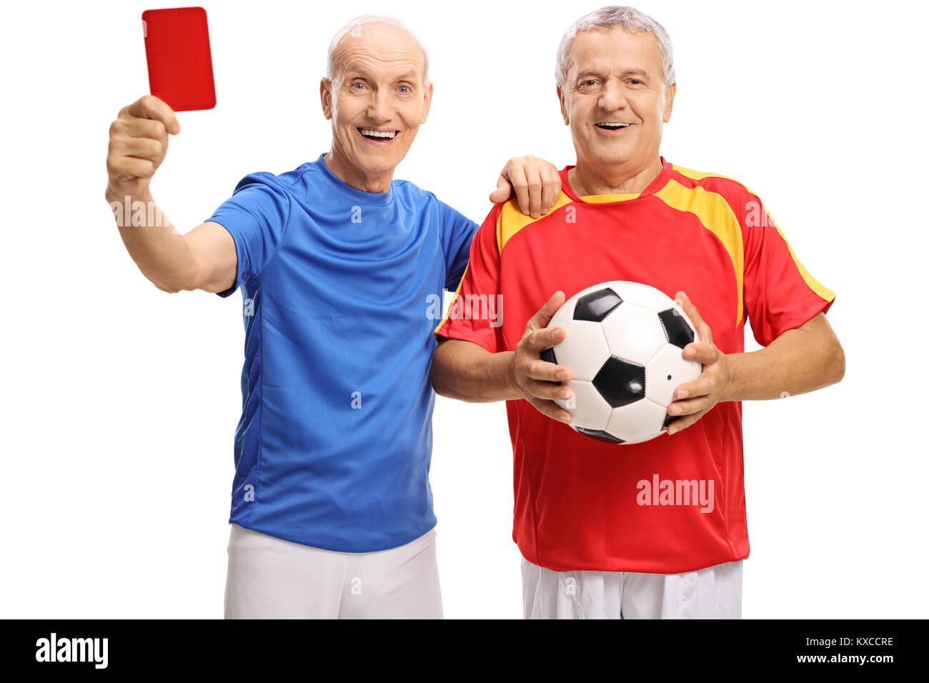 Vecchi giocatori di calcio con un cartellino rosso e un isolato di calcio su sfondo bianco Foto Stock