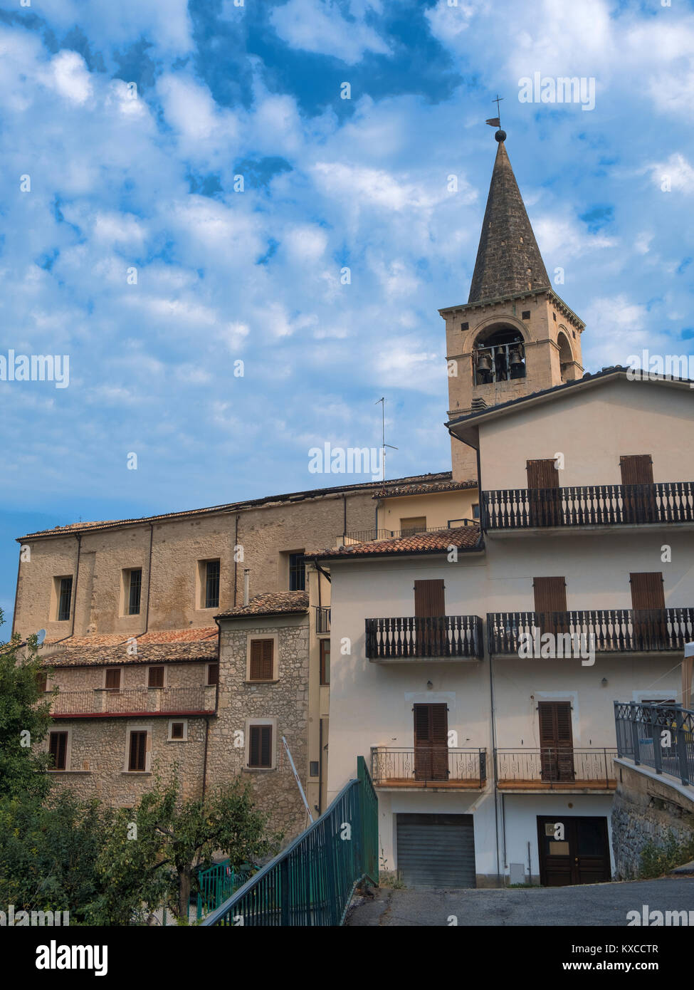Caramanico Terme (Pescara, Abruzzo, Italia): esterne della storica chiesa di Santa Maria Maggiore e la vecchia casa tipica Foto Stock