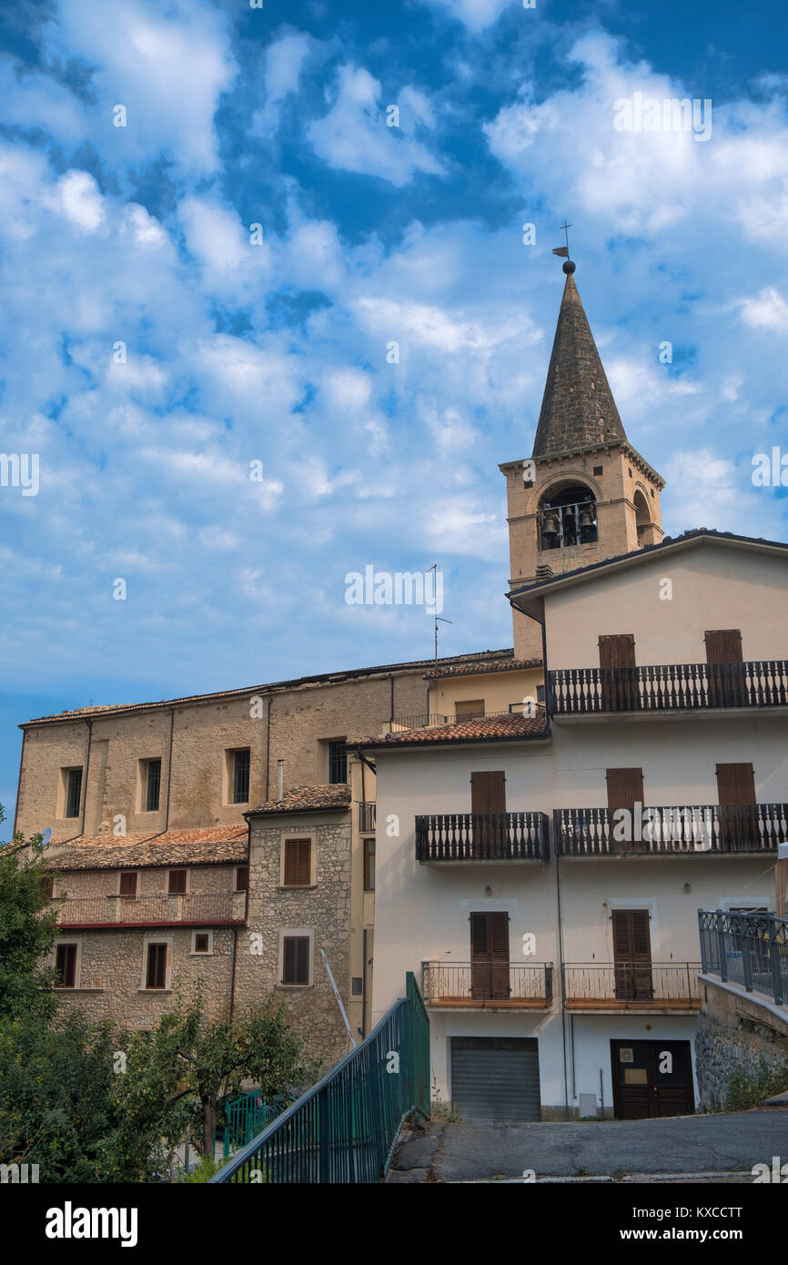 Caramanico Terme (Pescara, Abruzzo, Italia): esterne della storica chiesa di Santa Maria Maggiore e la vecchia casa tipica Foto Stock