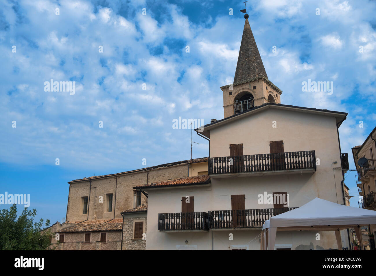 Caramanico Terme (Pescara, Abruzzo, Italia): esterne della storica chiesa di Santa Maria Maggiore e la vecchia casa tipica Foto Stock