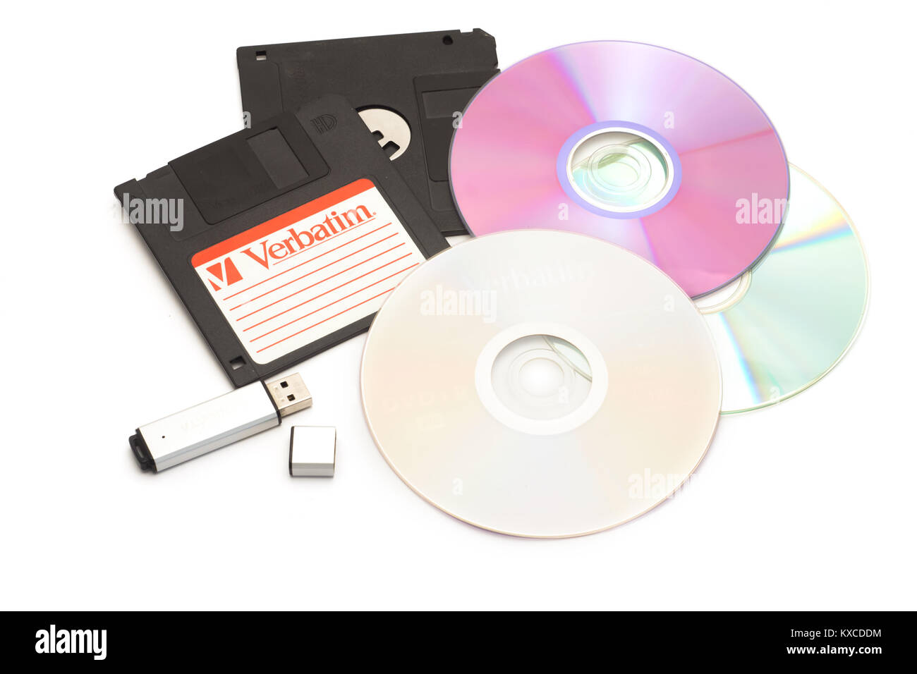 DIKANKA, Ucraina - 26 novembre 2015: Insieme di computer diversi dispositivi di storage per i dati e le informazioni tra cui un CD-DVD, floppy disc, chiave USB Foto Stock
