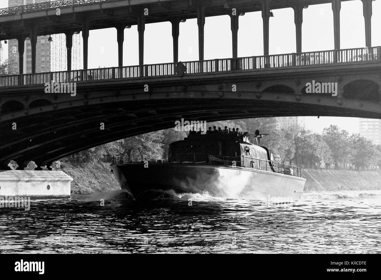 AJAXNETPHOTO. 1971. Parigi, Francia. - 38 nodi a LE HAVRE - HMS SABRE VIAGGIO A PARIGI - SOTTO I PONTI DI PARIGI; SABRE NEGOZIA BIR HAKHEIM chiamato dopo il 1942 Battaglia di GAZALA O BIR HAKHEIM quando libero delle forze francesi tenutasi l'OASI CONTRO Erwin Rommel. foto;JONATHAN EASTLAND/AJAX REF:RX7151204 121 Foto Stock