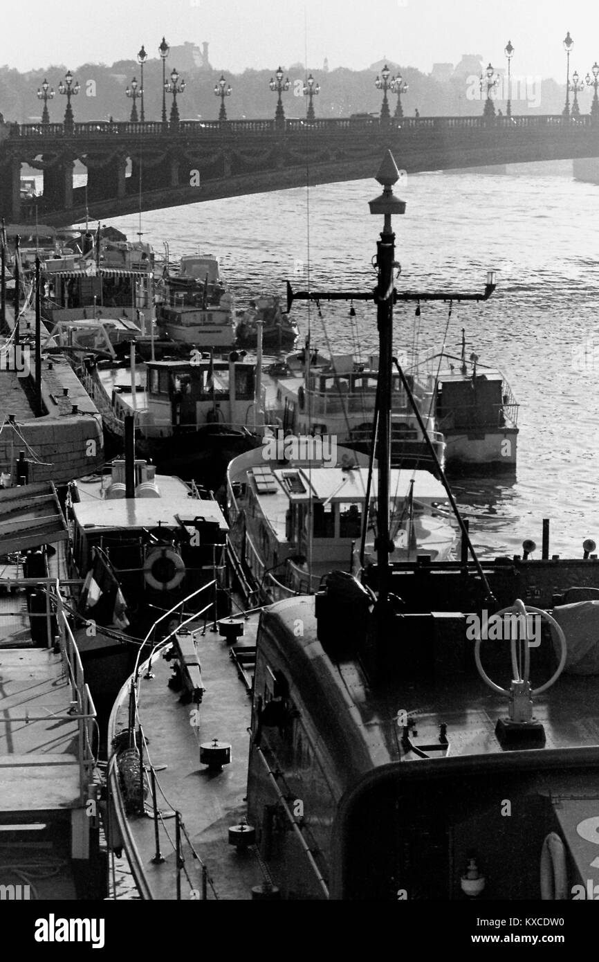 AJAXNETPHOTO. 1971. Parigi, Francia. - 38 nodi a LE HAVRE - HMS SABRE VIAGGIO A PARIGI - SABRE ormeggiati nel cuore della capitale francese sul Quai des champs ELYSEÉ, 52 ORE DOPO AVER LASCIATO PORTLAND. foto:JONATHAN EASTLAND/AJAX REF:RX7151204 168 Foto Stock