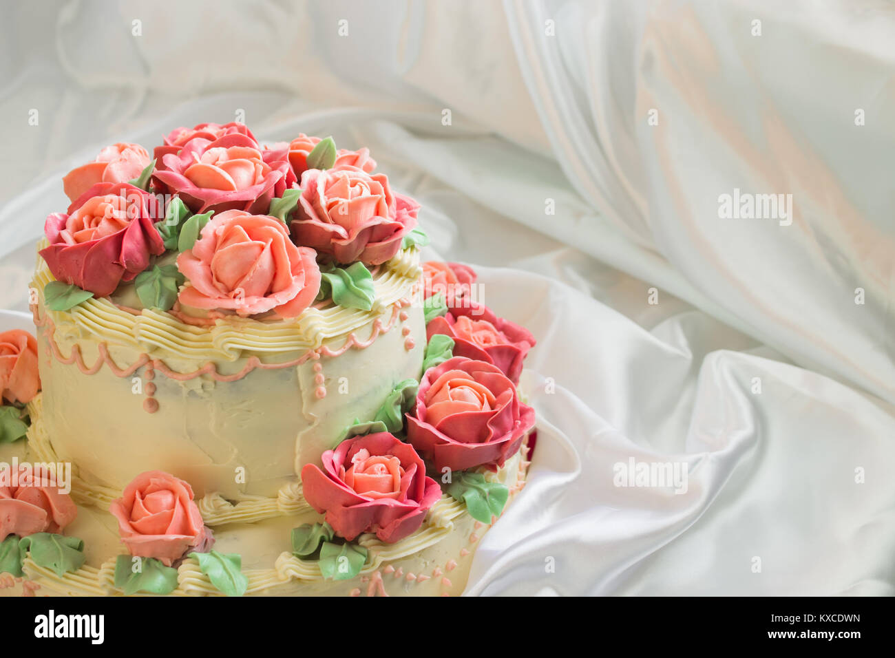 La Torta Di Panna Con Rose Closeup Su Uno Sfondo Di Colore Bianco Tessuto Satin Foto Stock Alamy