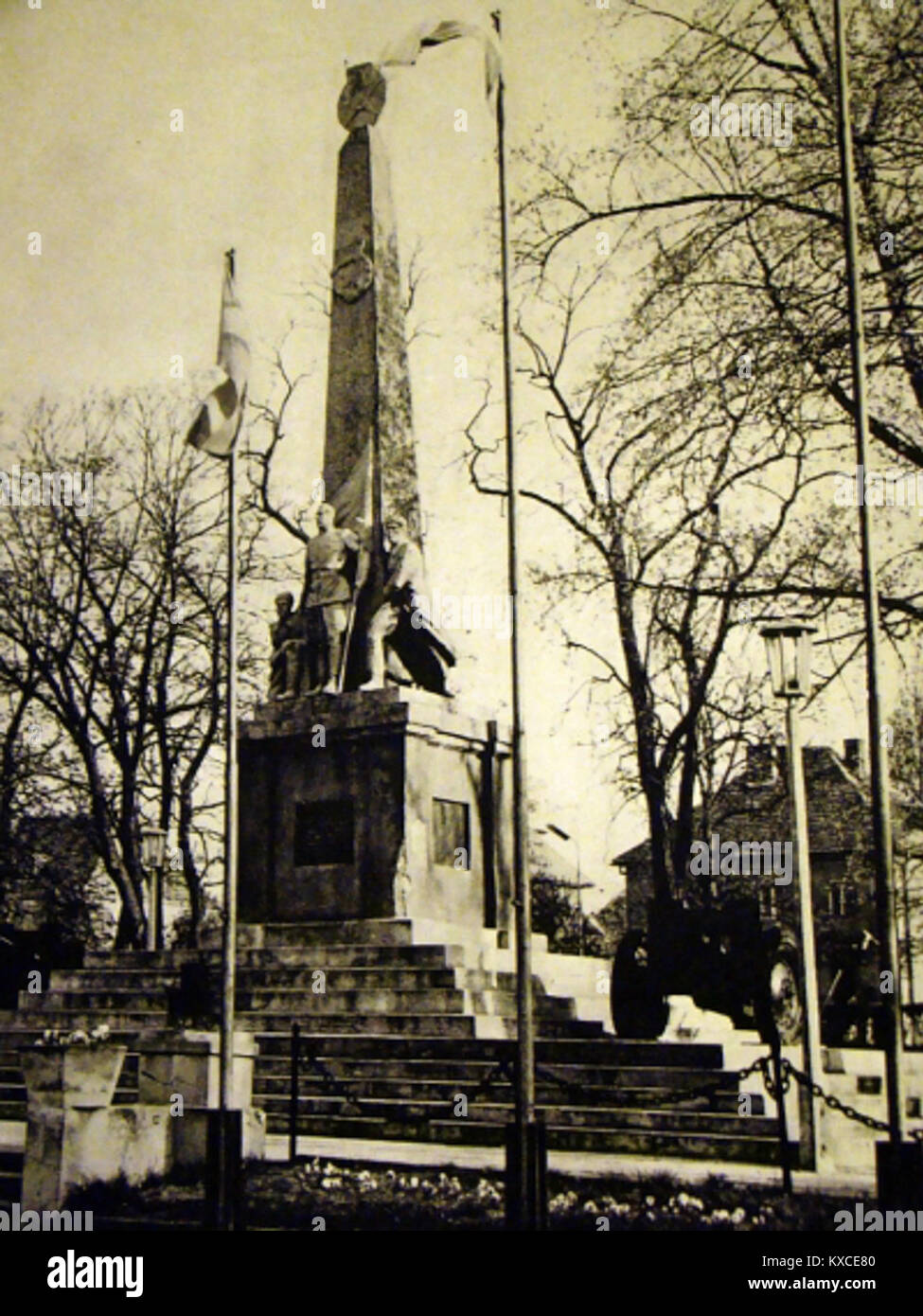 Una fotografia del 1971 di Reed che mostra un monumento sovietico a Głogów, Polonia, che rappresenta l'arte commemorativa dell'era comunista e che riflette la memoria storica del dopoguerra. Foto Stock