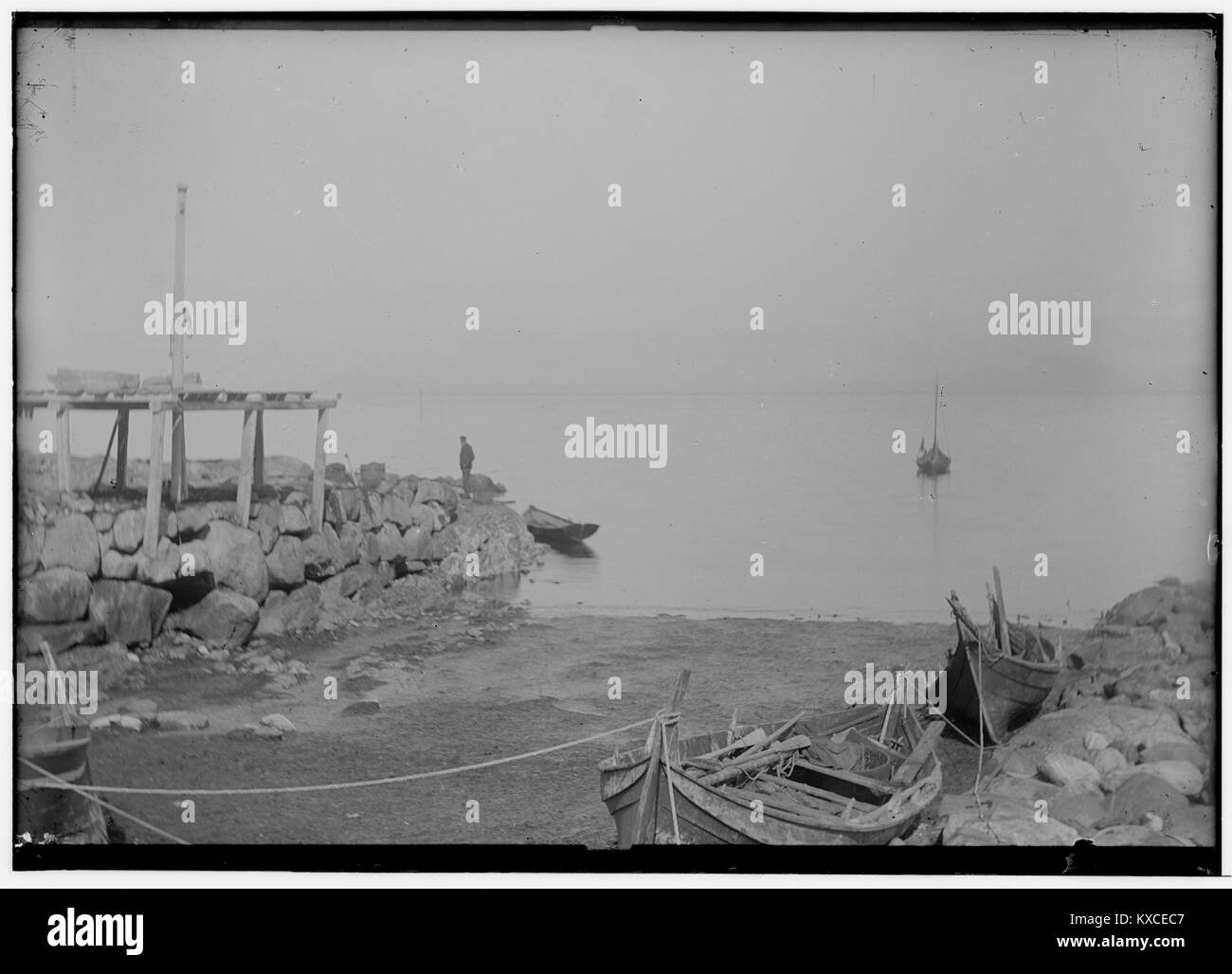 Fotografia degli impianti di trasformazione ed essiccazione del pesce (støanlegg) a Ivervær, contea di Finnmark, Norvegia, che documenta le pratiche tradizionali della pesca costiera e dell’industria marittima. Foto Stock