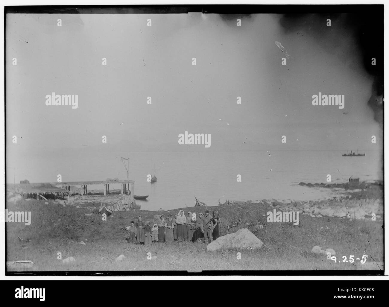 Una fotografia storica che mostra un impianto di lavorazione del pesce (støanlegg) a Ivervær a Finnmarkens amt, Norvegia, che illustra l'industria costiera tradizionale e il patrimonio marittimo norvegese settentrionale. Foto Stock