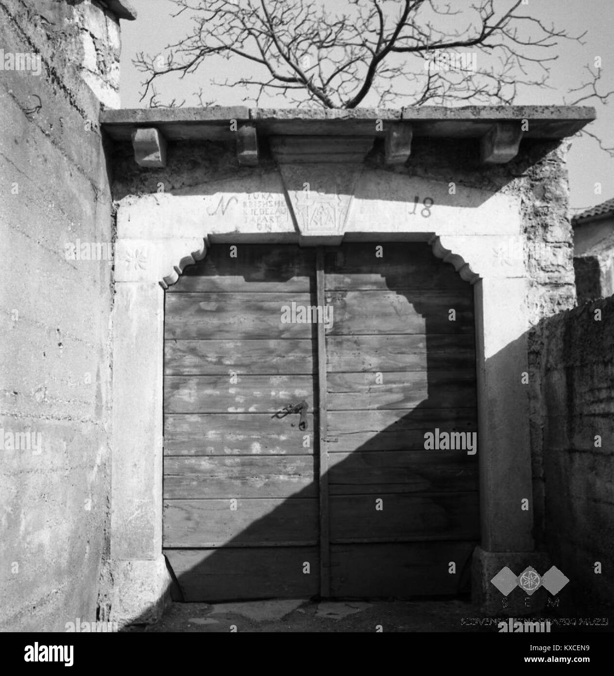 Una fotografia del 1968 del cancello d'ingresso in pietra ("porton") alla casa numero 18 a Veliki Repen, Slovenia, che mostra l'artigianato tradizionale della pietra e il patrimonio architettonico della regione. Foto Stock