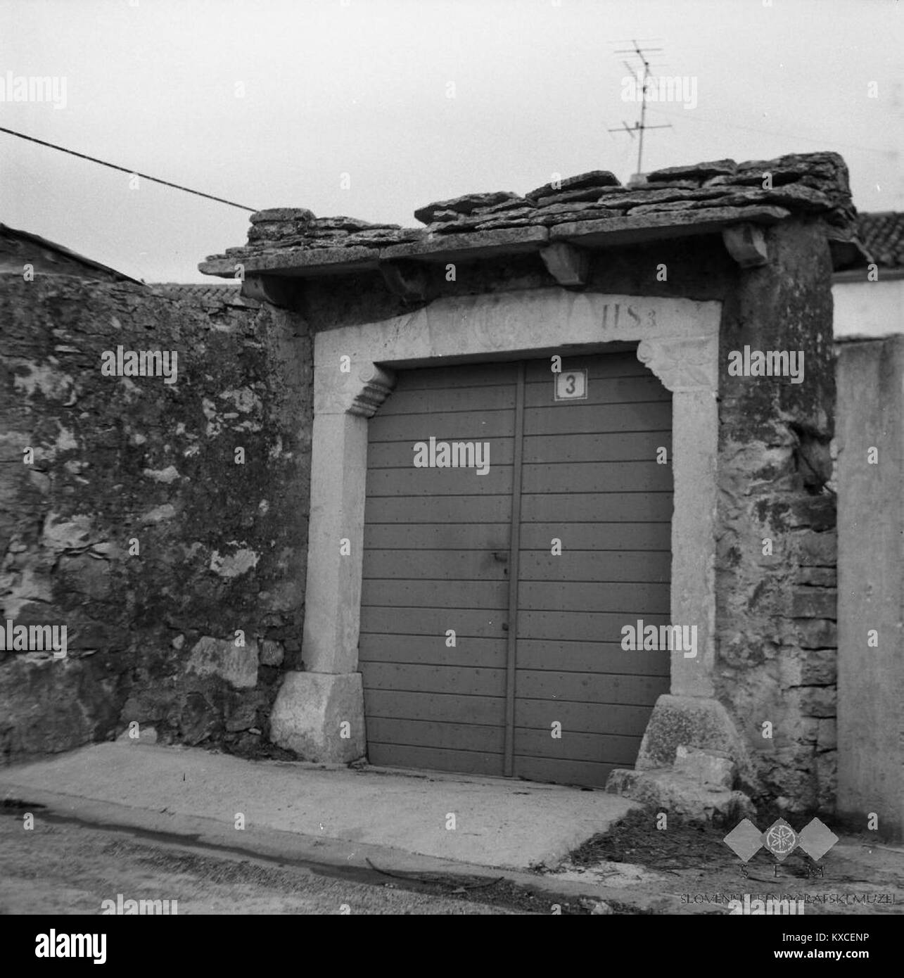 Un cancello d'ingresso in pietra della metà del XIX secolo ("porton") a Veliki Repen 3, fotografato nel 1968, che rappresenta il design architettonico e l'artigianato tradizionale carsico. Foto Stock