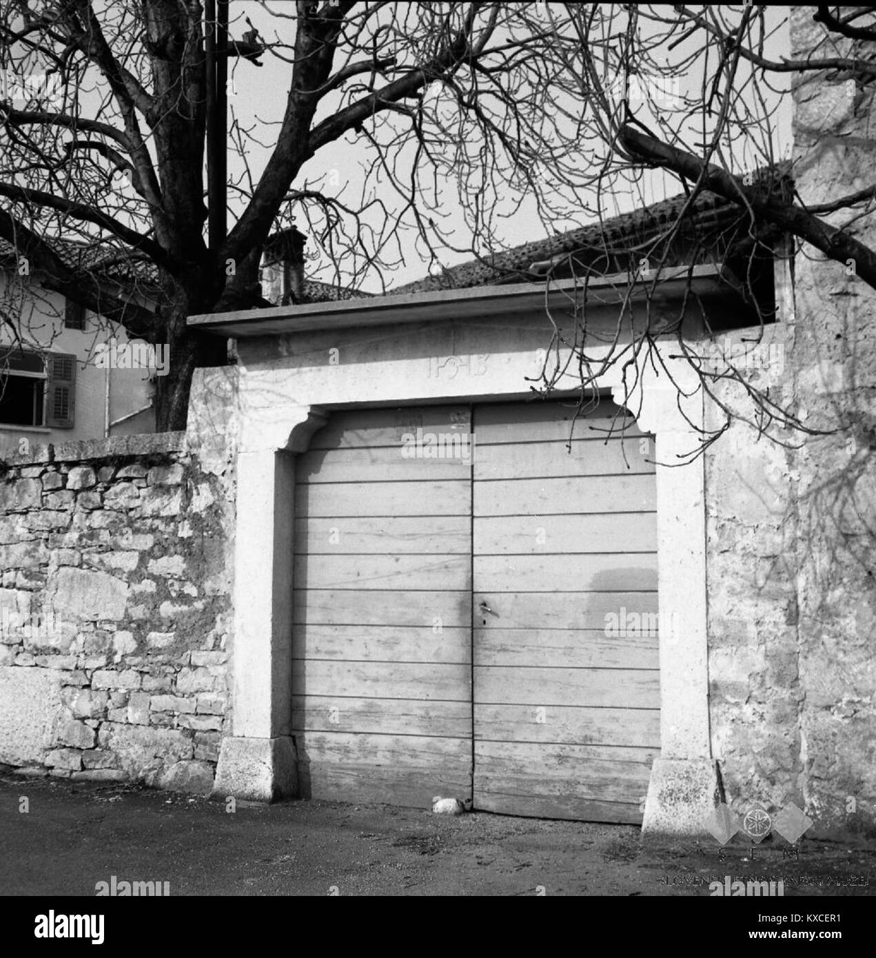 Immagine dell'edificio numero 48 a Veliki Repen, Slovenia, che mostra un cancello di ingresso in pietra (“porton”) risalente al 1888 e una fotografia del 1968 documenta il suo stato di conservazione; illustra l'architettura domestica con elementi storici di soglia. Foto Stock