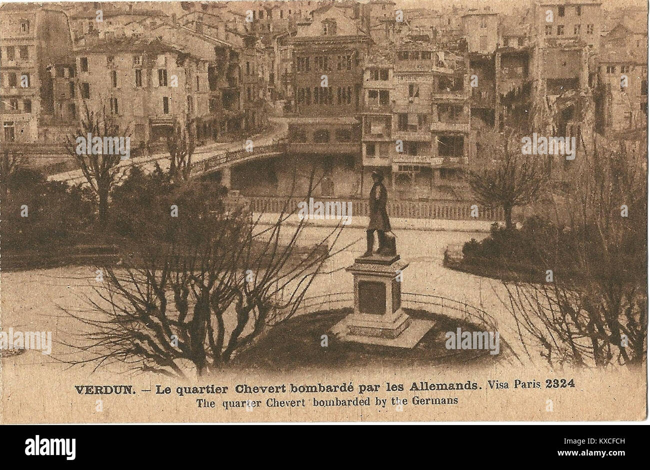 Questa cartolina mostra la città di Verdun nel dipartimento della Mosa in Francia dopo i bombardamenti verso il 1918 durante la prima guerra mondiale, illustrando la distruzione in tempo di guerra delle aree urbane sul fronte occidentale. Foto Stock