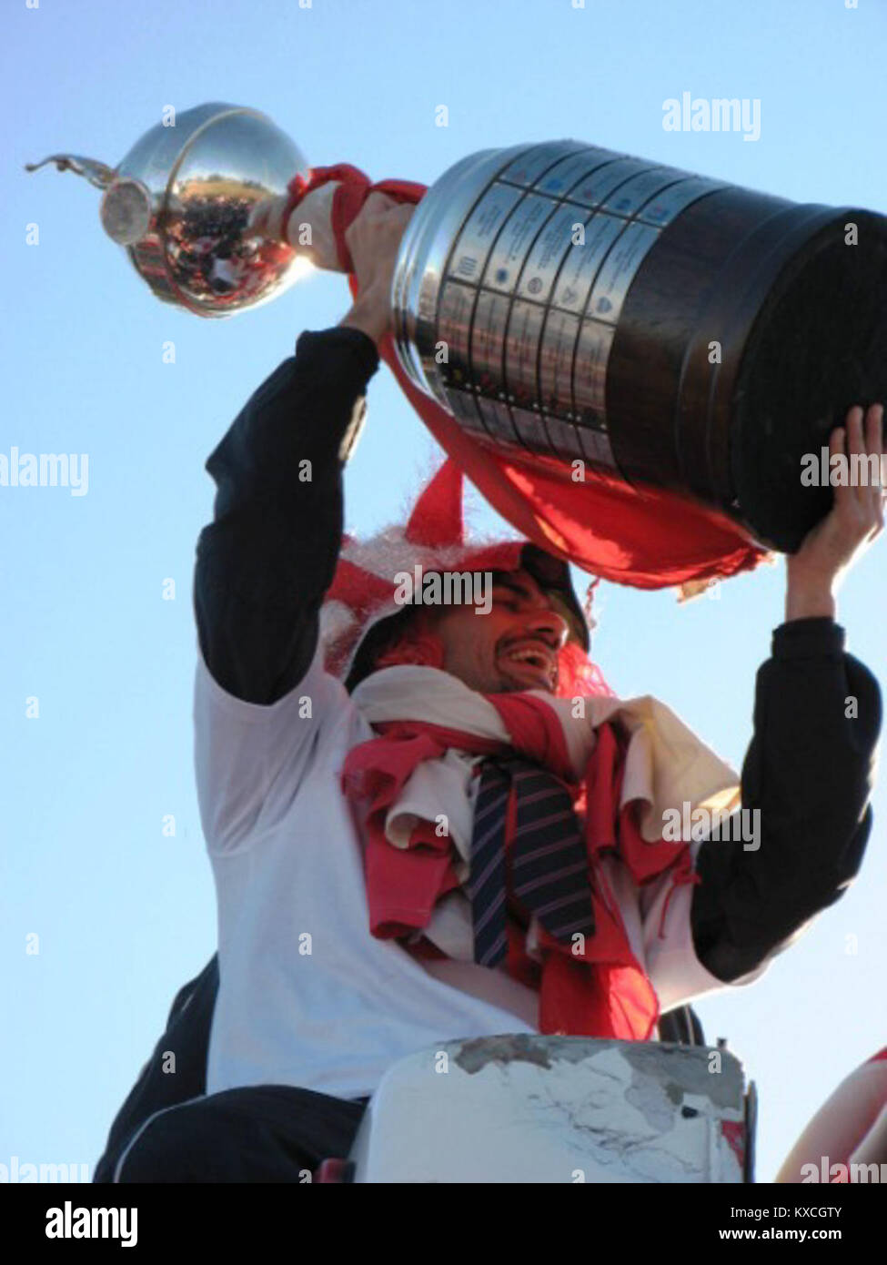 Un'immagine sportiva che fa riferimento all'attaccante del Club Olimpia Néstor Ortigoza o al giocatore Juan Sebastián Verón, che celebra la vittoria nel torneo di Copa Libertadores, catturando un momento di conquista atletica e competizione. Foto Stock