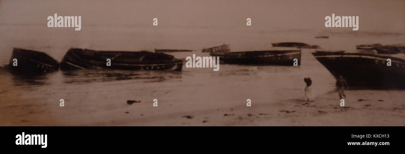 Una fotografia storica raffigurante cinque barche bloccate sulla costa di Pors Carn in Francia dopo la tempesta del 30 settembre 1912, che documenta le conseguenze di un disastro marittimo. Foto Stock