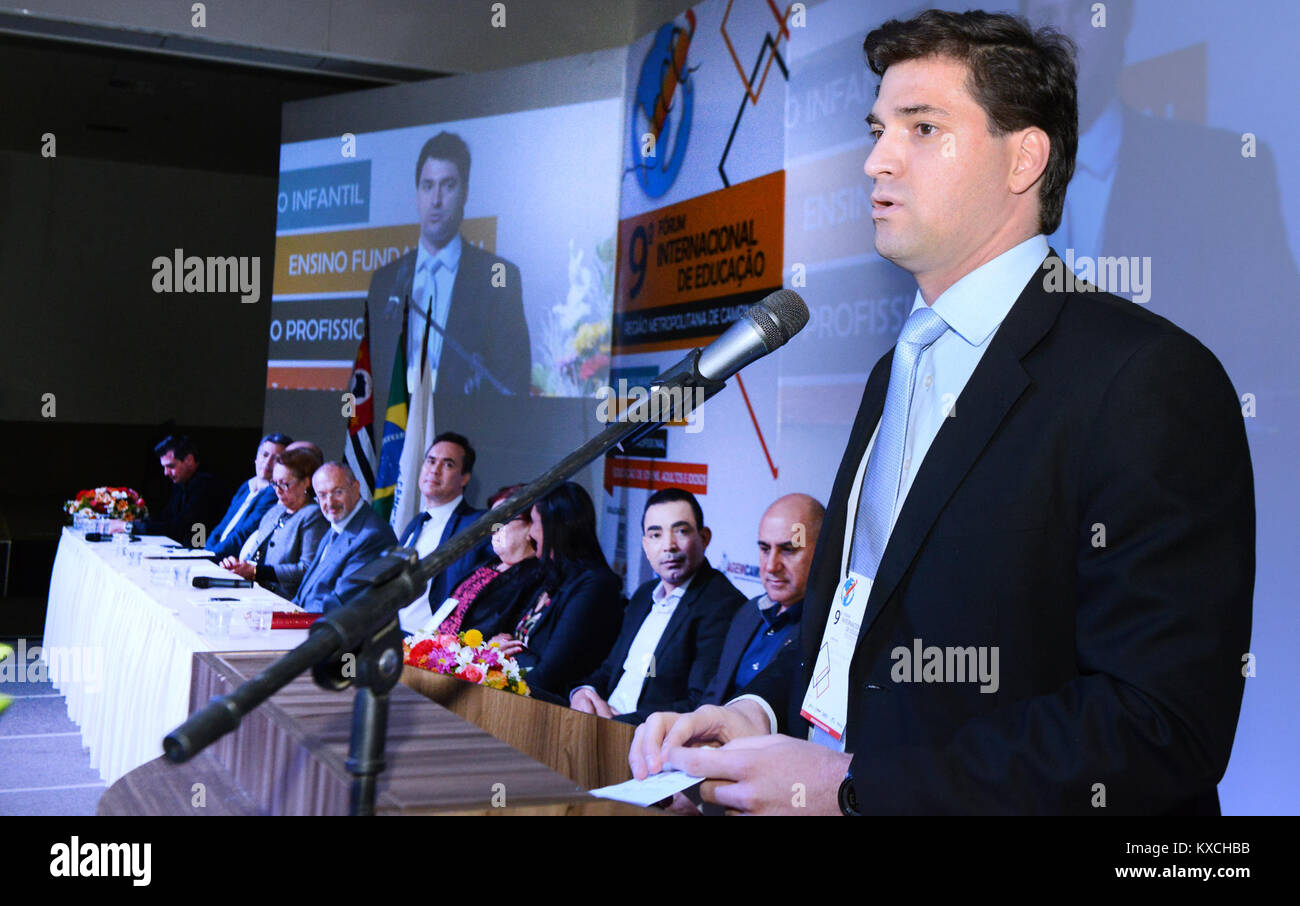 Una fotografia del vicesindaco Henrique che ha parlato all'apertura del 9° Forum Internazionale dell'Educazione della regione metropolitana di Campinas (RMC) in Brasile, che documenta un evento educativo pubblico. Foto Stock