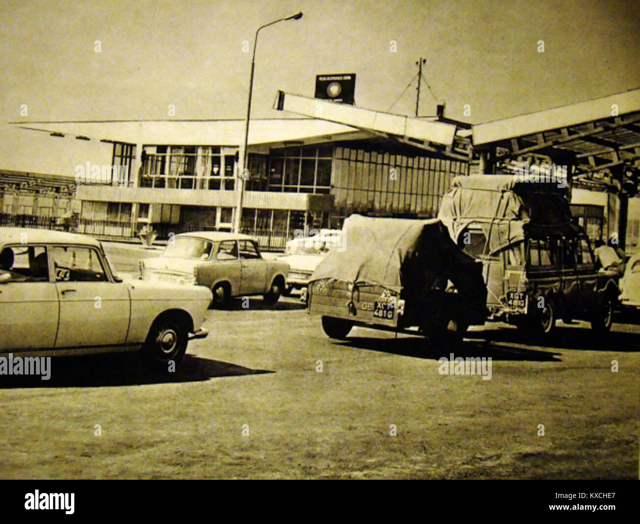 Una fotografia del 1971 dell'ex posto di blocco al valico di frontiera di Świecko (Schwetig), che documenta le infrastrutture di confine dell'era della Guerra fredda tra Polonia e Germania Est. Foto Stock