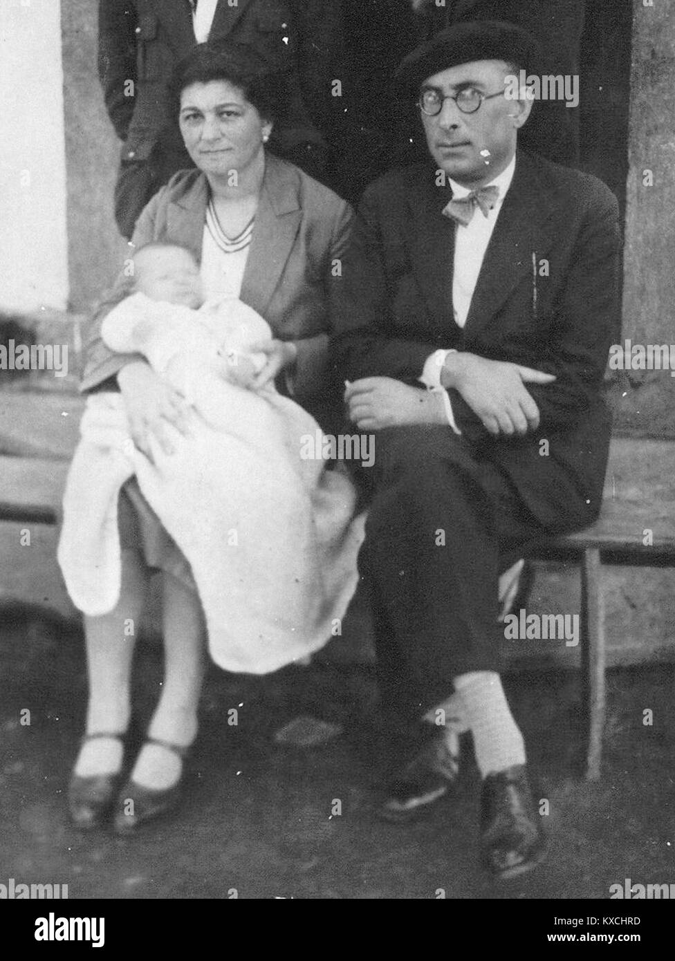 Victoriano Taibo García e Carmen Rebollar Martínez con il loro bambino Fuco, fotografati a Ponte de Mera, A Coruña, che mostrano la vita familiare all'inizio del XX secolo in Spagna. Foto Stock