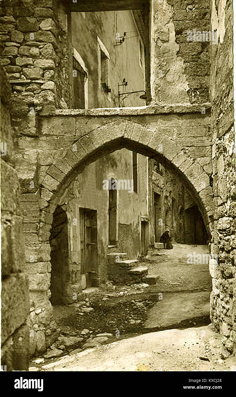 Un riferimento a "Viens la Jutarié", che indica probabilmente una posizione o un immobile in Francia, associato al patrimonio regionale e allo stile architettonico rurale tipico della campagna francese. Foto Stock