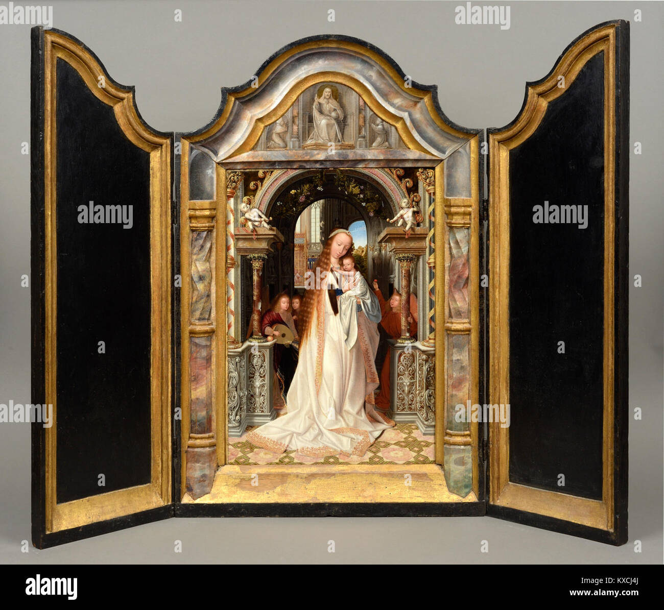 Il trittico "Vergine e bambino circondati dagli angeli" di Quentin Metsys, intorno al 1509, mostra la Vergine che tiene il bambino Cristo sotto una nicchia architettonica classica, fiancheggiata da putti e angeli in vesti rosse, caratteristica della pittura devozionale fiamminga dei primi anni del XVI secolo. Foto Stock