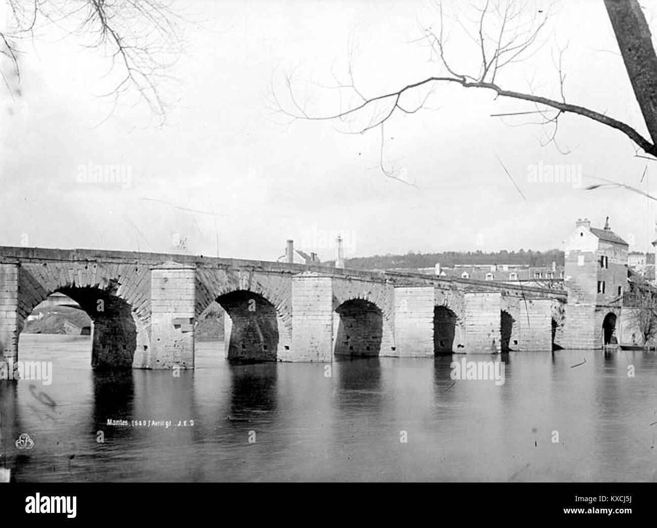 Il vecchio ponte Limay a Mantes-la-Jolie, in Francia, si estende lungo la Senna e si erge come punto di riferimento storico e architettonico. Il ponte riflette il design ingegneristico del XIX secolo e rimane un simbolo del patrimonio e della connessione regionale. Foto Stock