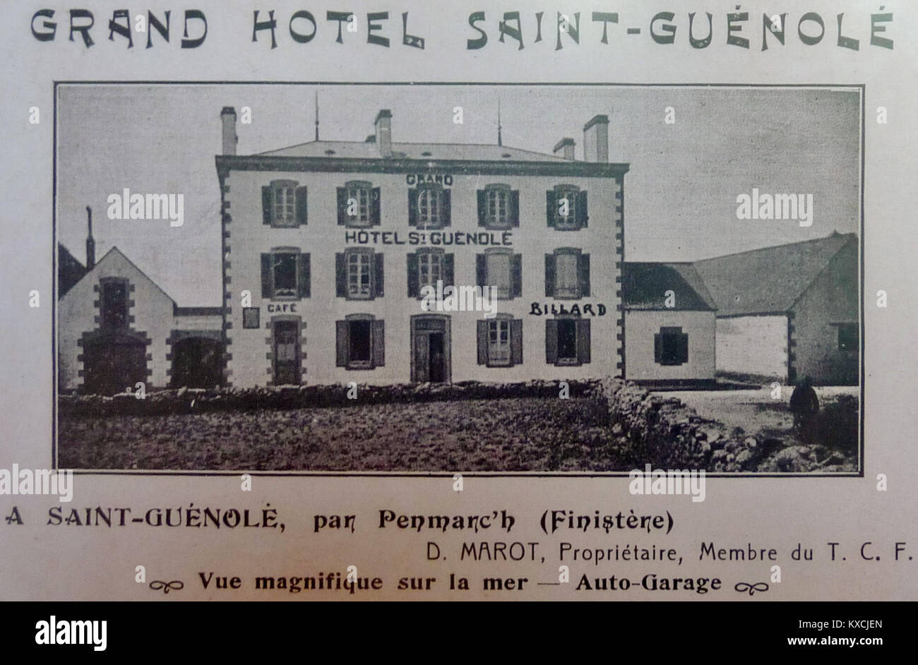 Un'immagine storica di le Grand Hôtel Saint-Guénolé in Francia, che mostra l'edificio dell'hotel e la sua posizione costiera, rappresentativa dell'architettura marittima francese dell'inizio del XX secolo. Foto Stock