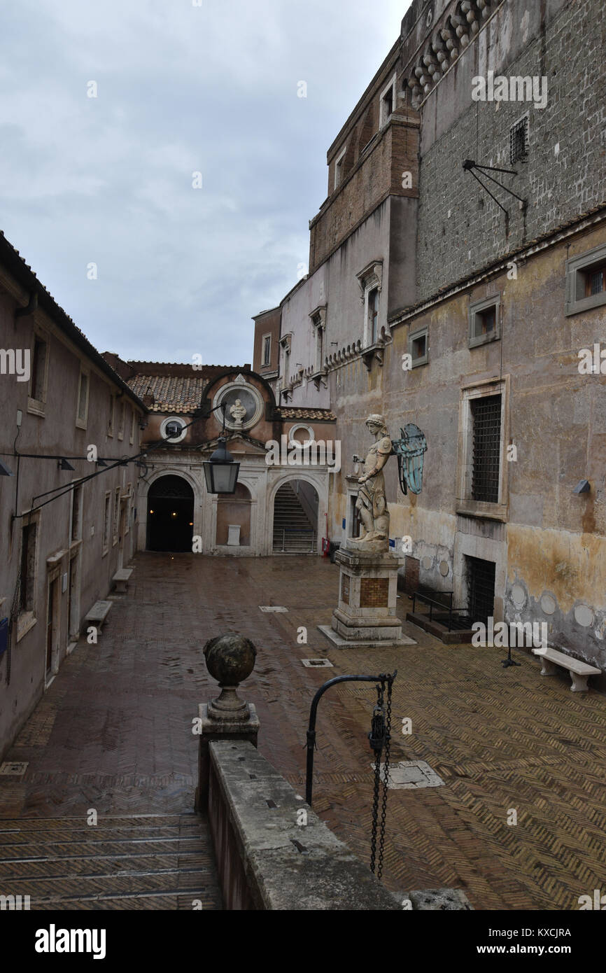 Angelo originale di Raffaello da Montelupo nel cortile di Castel Sant Angelo, Roma. Foto Stock