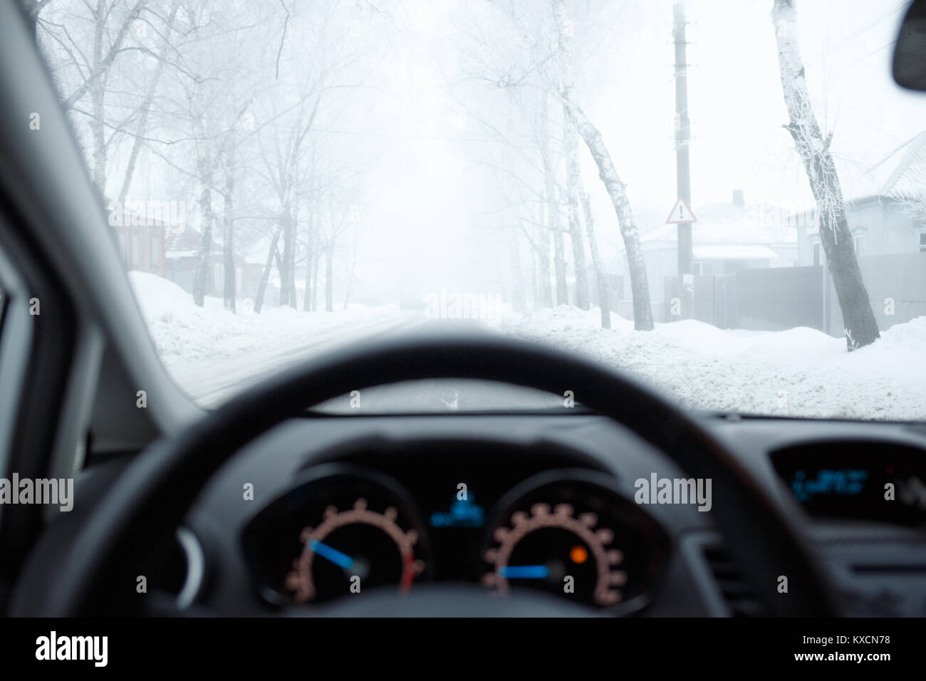 Il maltempo la guida in inverno. La bufera di neve e nebbia sulla strada con bassa visibilità Foto Stock