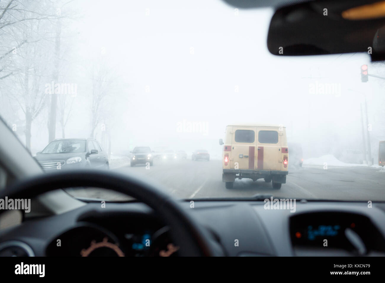 Il maltempo la guida in inverno. La bufera di neve e nebbia sulla strada con bassa visibilità Foto Stock