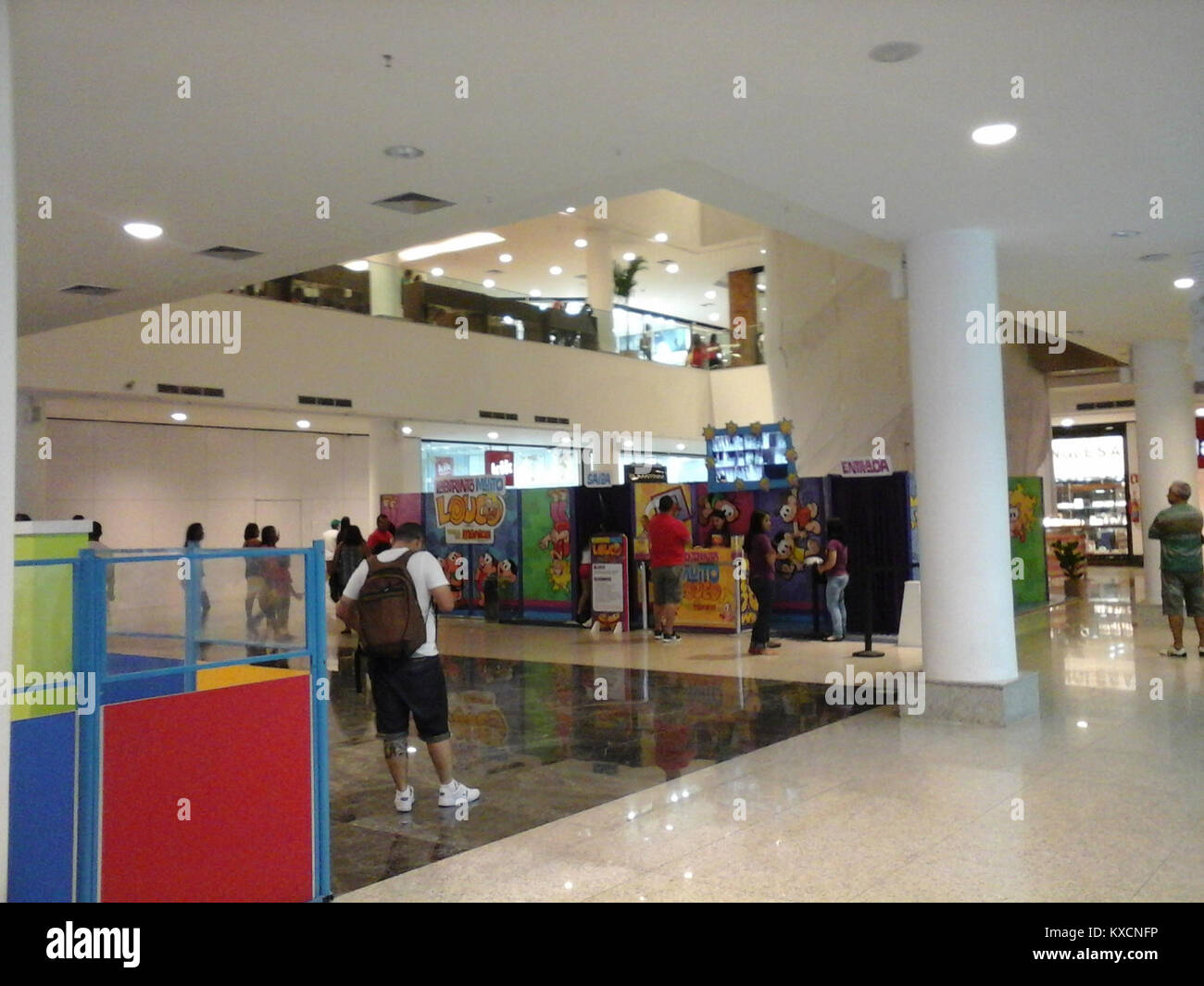 Una fotografia scattata il 16 luglio 2016, che mostra il centro commerciale Iguazú Top in Brasile, raffigurante la sua moderna architettura commerciale e l'ambiente urbano di vendita al dettaglio. Foto Stock