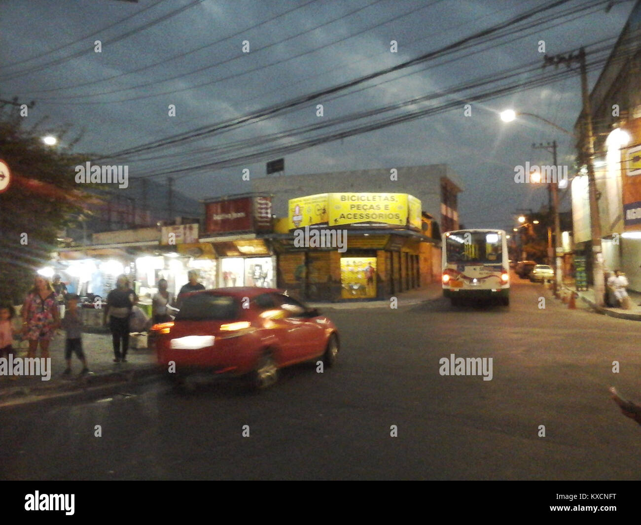 Una fotografia scattata il 16 luglio 2016 presso l'Iguazu Top Shopping, che mostra un ambiente commerciale di vendita al dettaglio in Brasile con architettura moderna e strutture al coperto. Foto Stock