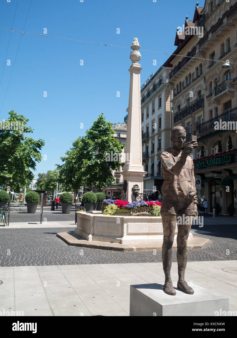 Prendendo una statua selfie nelle strade di Ginevra Foto Stock