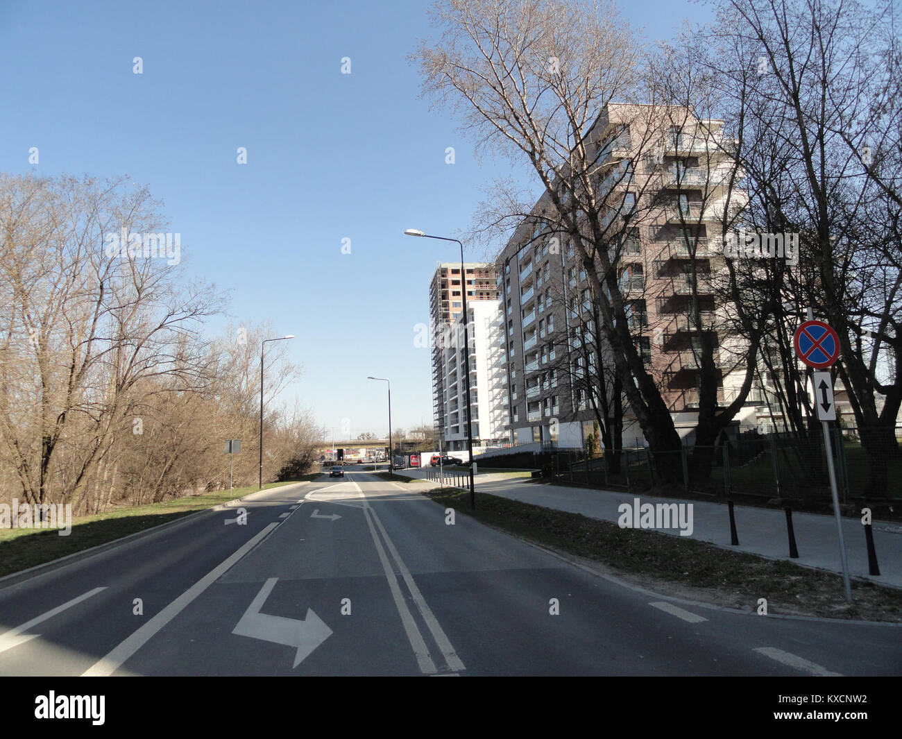 Una vista di Ulica Klopot a Varsavia, precedentemente nota come Burakowska, catturata nel 2017. La strada è conosciuta per i suoi edifici storici e l'ambientazione urbana nel paesaggio mutevole della città. Foto Stock