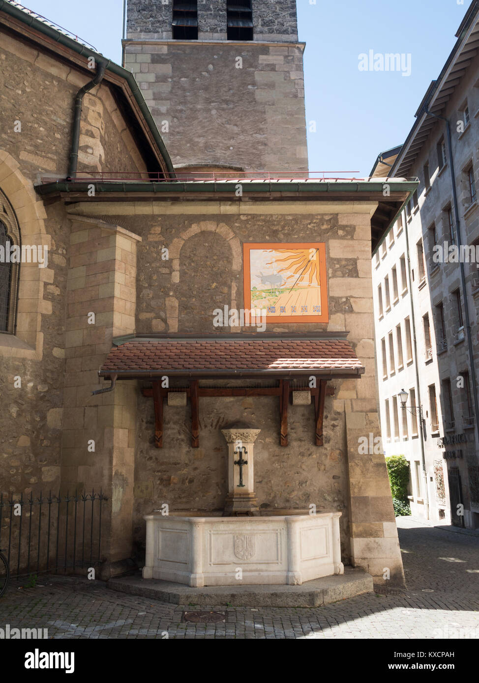 Meridiana e fontana di Saint Germain Chiesa nel centro storico di Ginevra Foto Stock