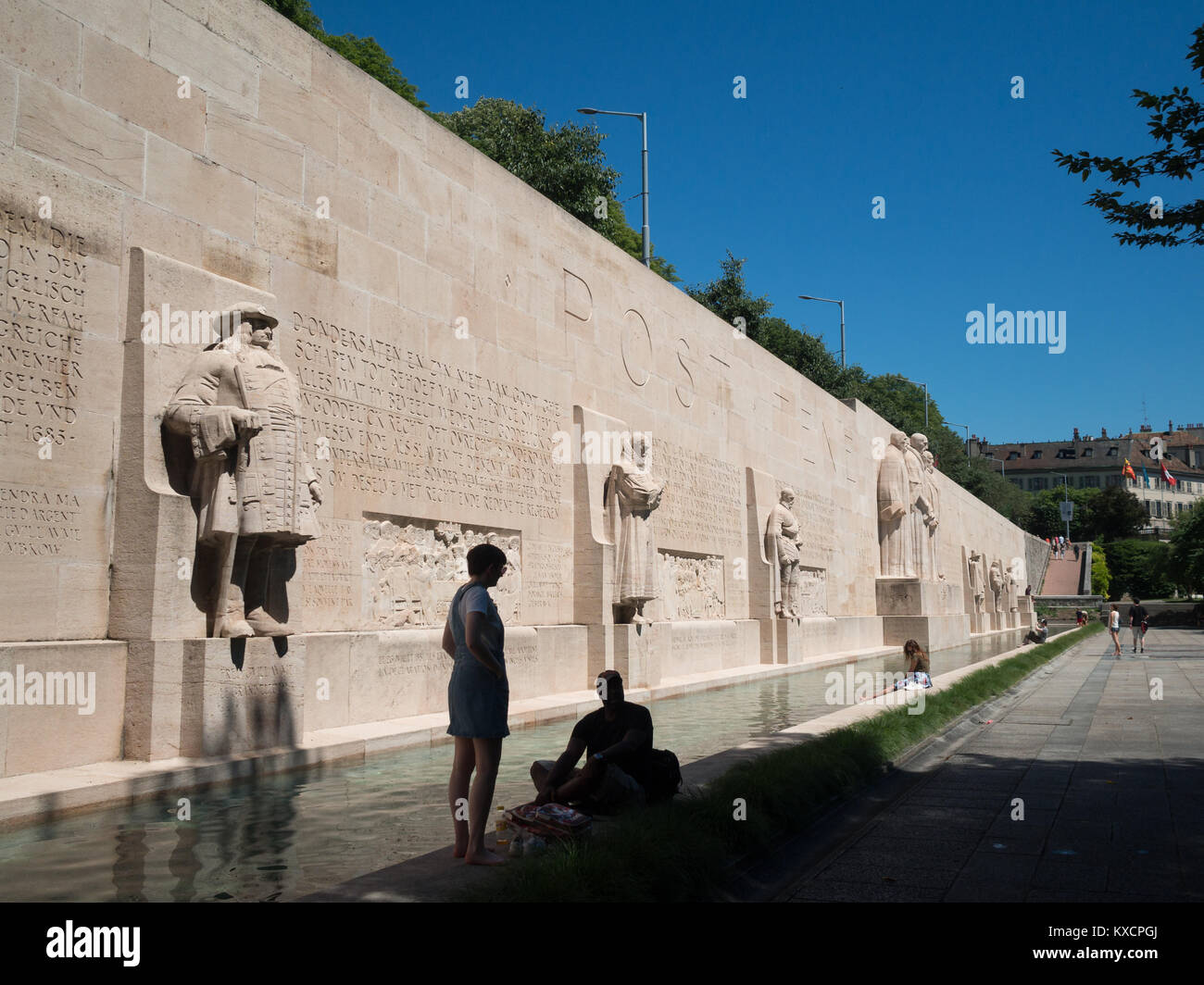 I turisti avente un resto mediante la Parete della Riforma, Ginevra Foto Stock