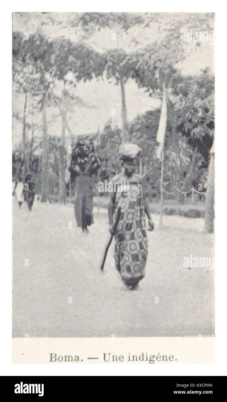 Una fotografia storica intitolata "Une indigène" scattata a Boma, una città della Repubblica Democratica del Congo. L'immagine documenta una donna locale e riflette la fotografia etnografica dell'inizio del XX secolo in Africa centrale. Foto Stock