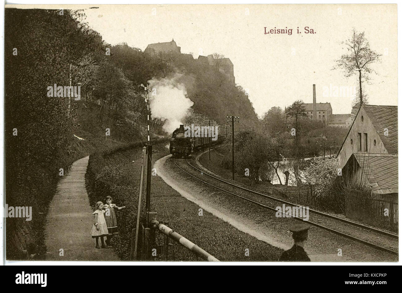 Cartolina del 1917 che mostra una sezione della ferrovia a Leisnig con un treno merci, pubblicata da Brück & Sohn Kunstverlag. Foto Stock