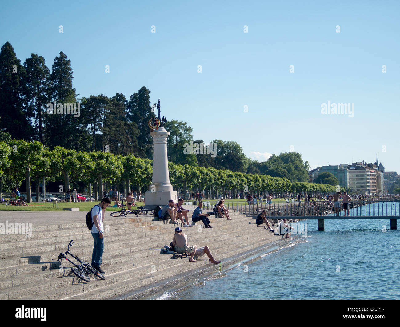 Persone sedute dal Lago di Ginevra Foto Stock