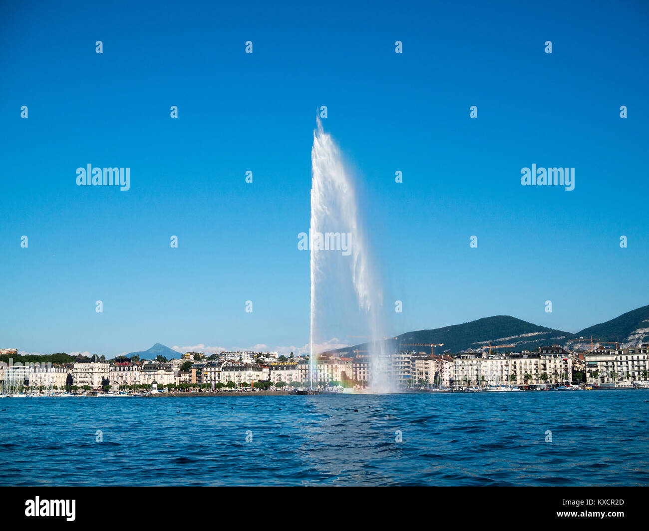 Rainbow dal getto d'acqua sul lago di Ginevra Foto Stock