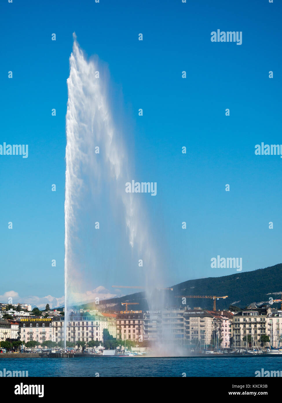 Rainbow dal getto d'acqua sul lago di Ginevra Foto Stock