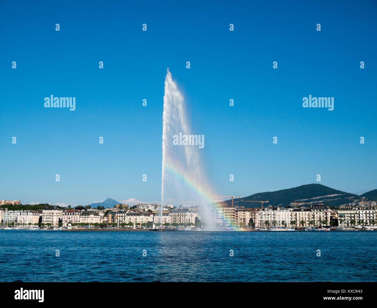 Rainbow dal getto d'acqua sul lago di Ginevra Foto Stock