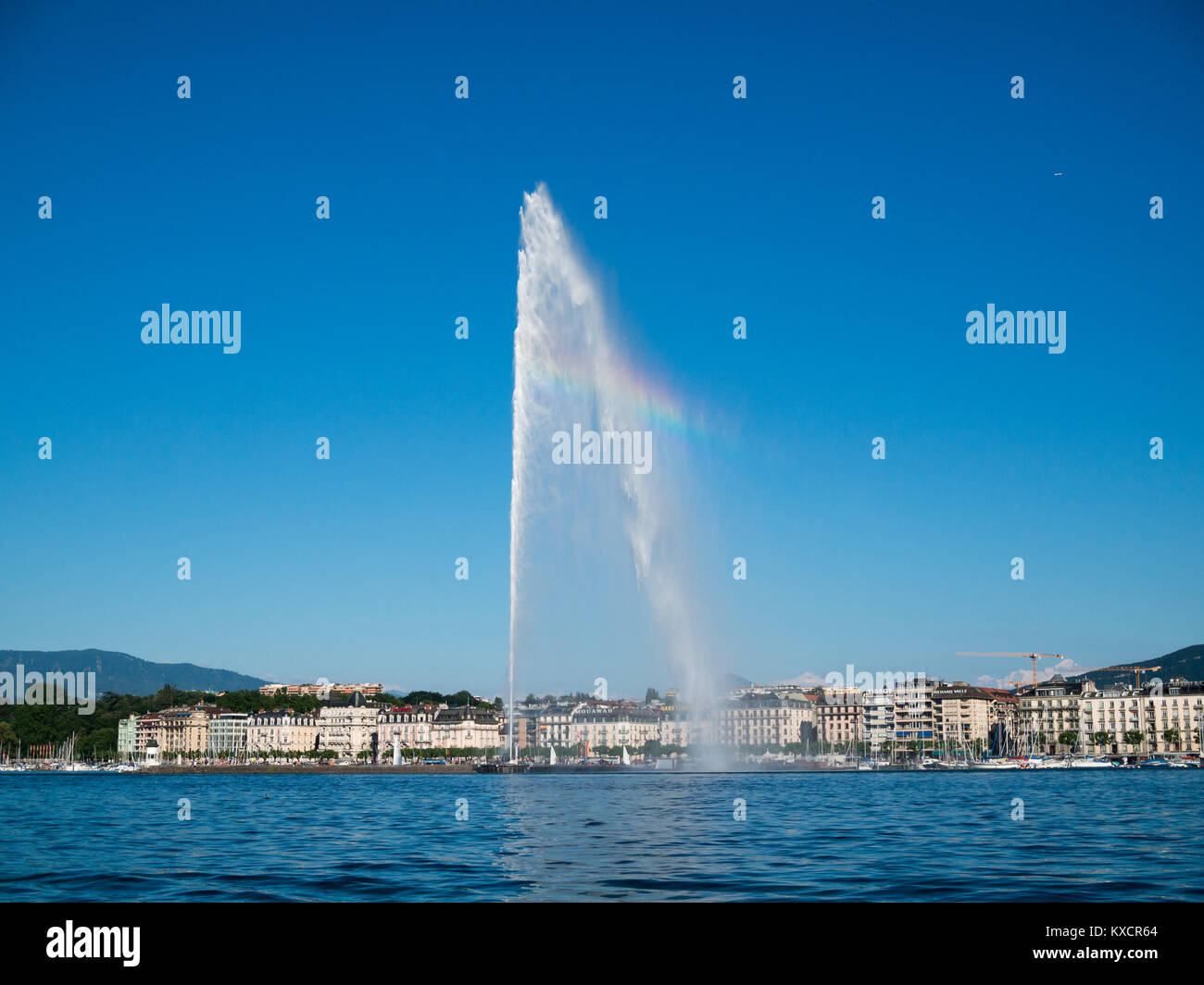 Rainbow dal getto d'acqua sul lago di Ginevra Foto Stock