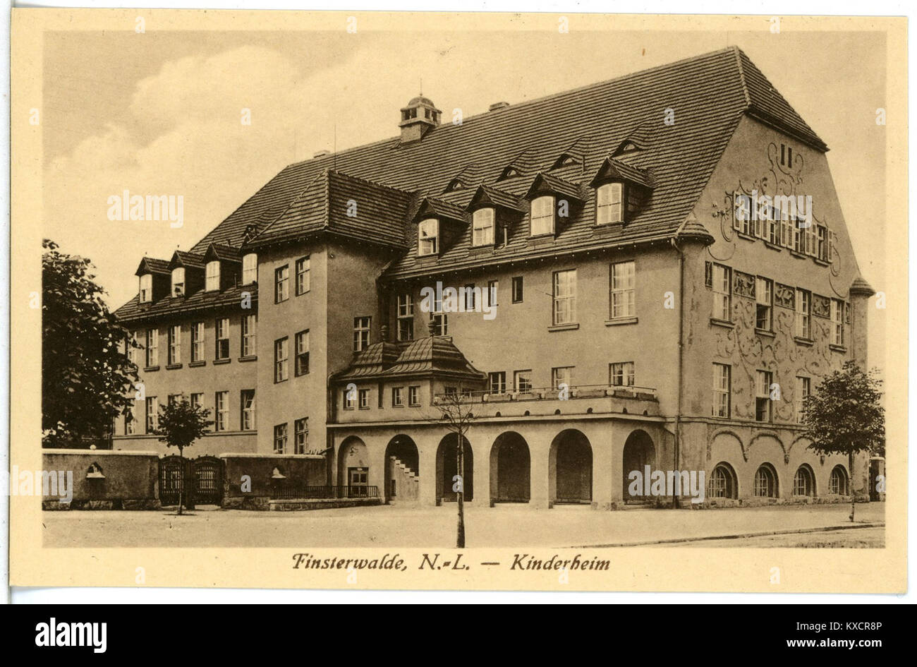 Questa immagine del 1918 raffigura il Kinderheim, una casa per bambini a Finsterwalde, in Germania. Riflette gli sforzi del benessere sociale e dell'assistenza alla comunità nell'era post-prima guerra mondiale. Foto Stock