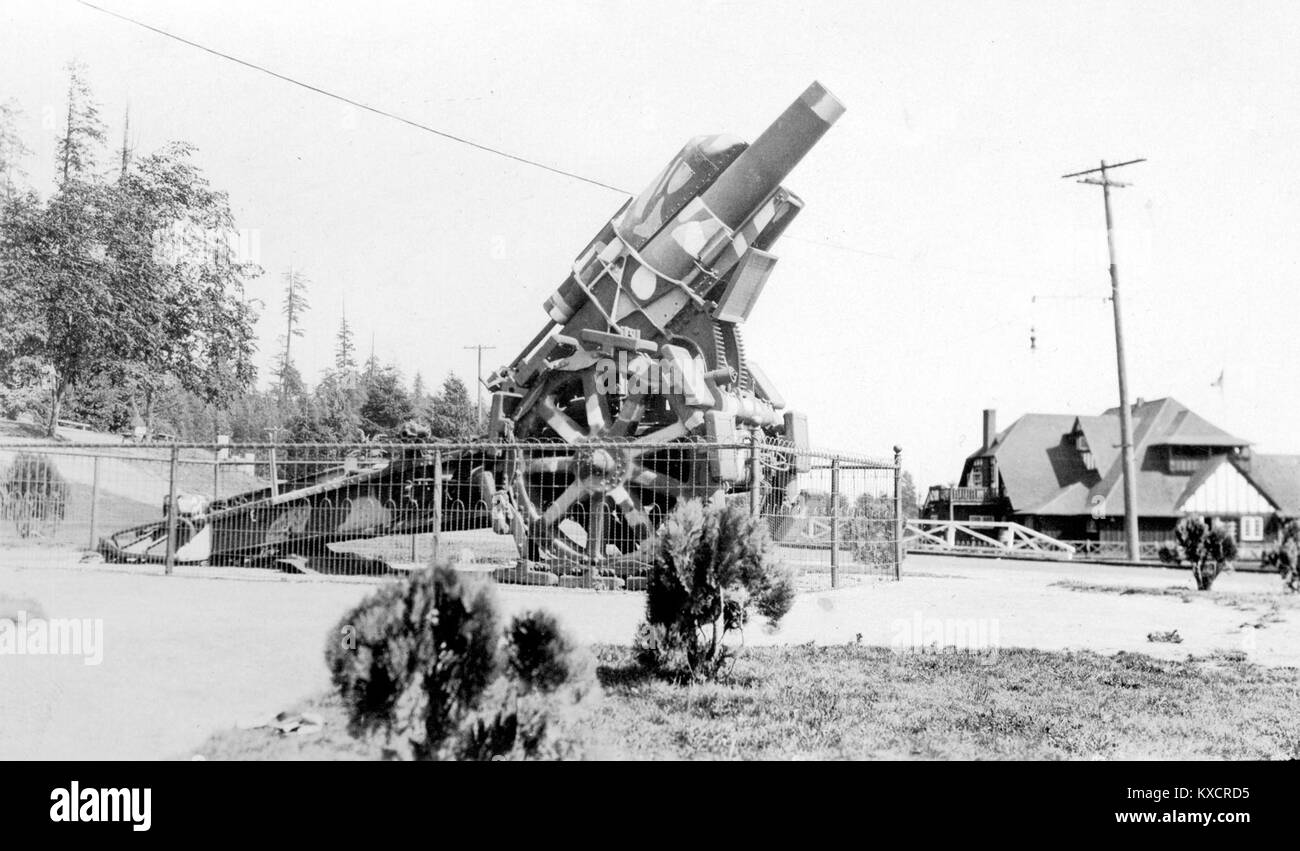 Un pezzo di artiglieria di 21 cm Mörser 16 esposto a Stanley Park, Vancouver, nel 1923. Questo obice pesante tedesco della prima guerra mondiale è stato mantenuto come un trofeo di guerra e simboleggia la commemorazione del dopoguerra. Foto Stock