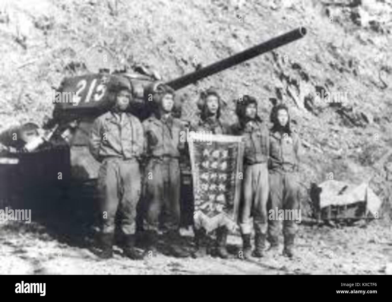 Il carro armato numero 215 della serie T-34 esposto in formazione militare; il modello T-34 era un carro armato medio sovietico introdotto nel 1940 e ampiamente utilizzato nella seconda guerra mondiale Foto Stock